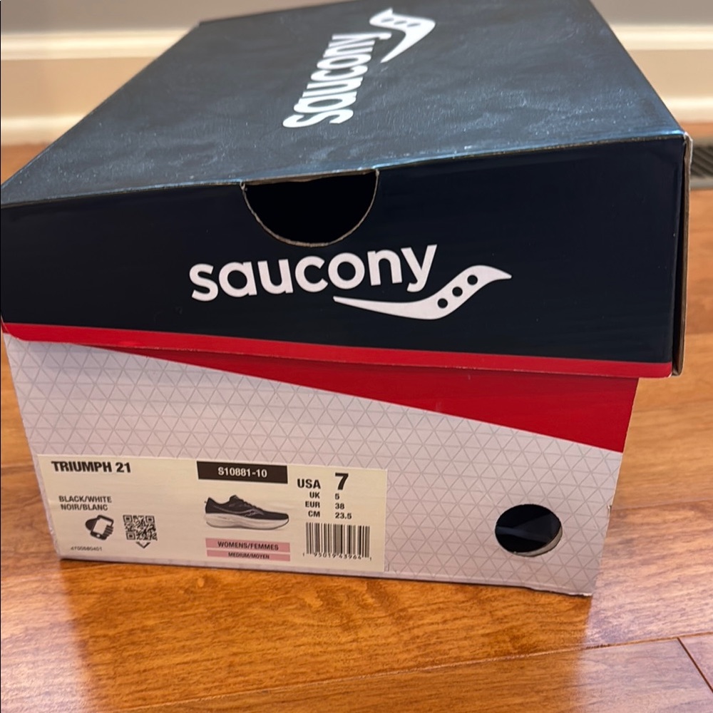 NWT Saucony Triumph 21 Women's Running Shoes